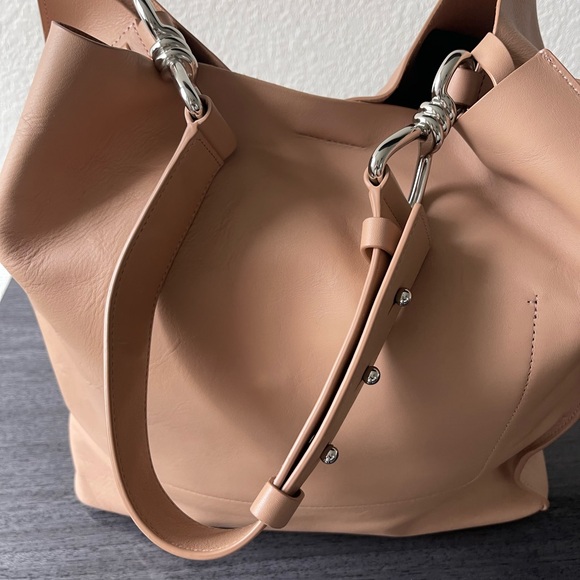 ALLSAINTS CAPTAIN LEATHER NORTH TOTE

SOUTH USED A FEW TIMES JUST LIKE BRAND NEW - Picture 8 of 11